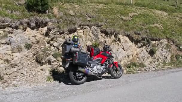 Kvinna på motorcykel med motorcykel Fall Stand by Mountain Landscape, schweiziska Alperna — Stockvideo