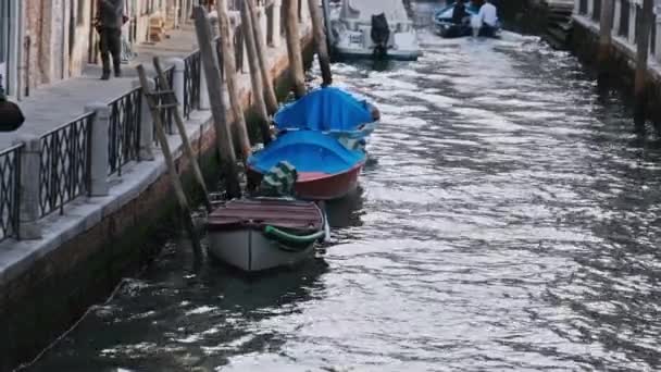 カラフルな家の間に水の上に駐車ゴンドラとヴェネツィアの狭い運河 — ストック動画