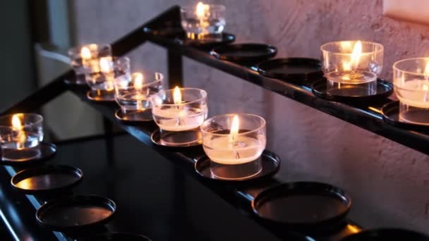 Velas ardentes dentro da igreja Interior, Velas de oração Lit in Row, Espiritualidade — Vídeo de Stock
