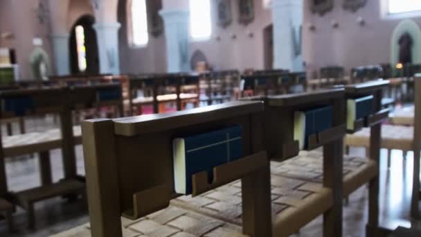 Träbänkar Inuti katolska katedralen, Bänkar för böner, Kyrkans interiör — Stockvideo