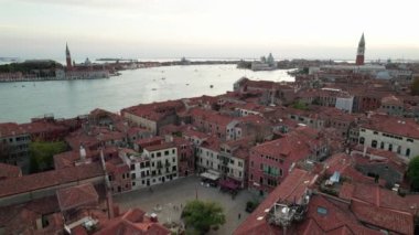 Büyük Kanallı Venedik İtalya 'nın havadan görünüşü, Binaların ve teknelerin çatıları