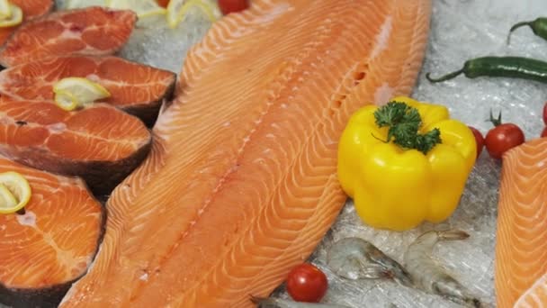 Samenstelling van forel en zalmsteaks Lies on Ice in Showcase van Supermarket — Stockvideo