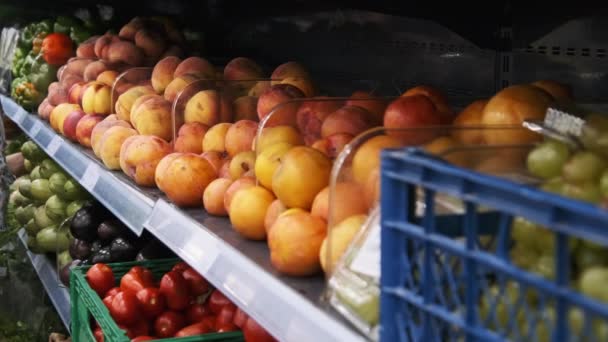 Frisches Obst und Gemüse in den Supermarktregalen — Stockvideo