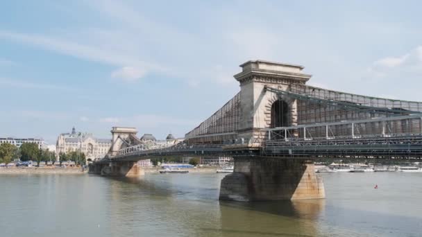 Panorama de Budapest, vista del Puente de las Cadenas sobre el río Danubio, Hungría — Vídeo de stock
