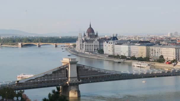 Vue panoramique Pont des Chaînes et Palais du Parlement à Budapest au bord du Danube — Video
