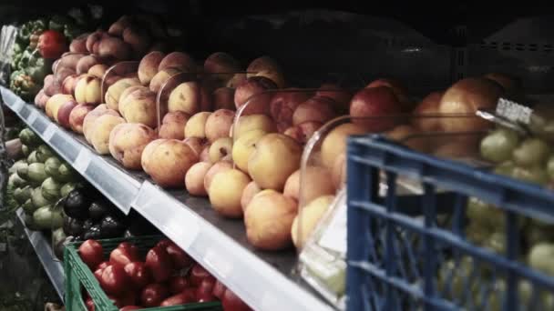 Свіжі фрукти та овочі на полицях супермаркетів — стокове відео