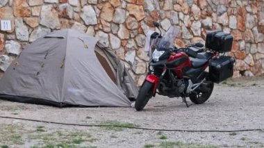 Hırvatistan 'ın Avrupa Kampı Sahasında Yakın Çadırlı Motosiklet