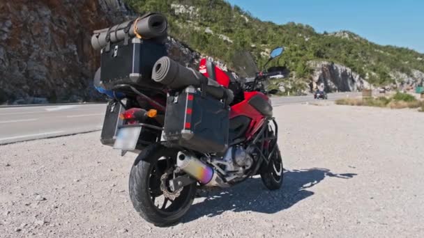 Motocykl s kufry motocyklů stojí proti horské krajině Černé Hory — Stock video