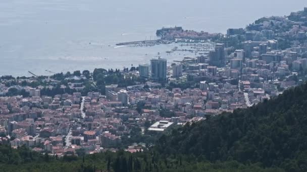 Panoramautsikt över staden Budva nära Adriatiska havet ovanifrån, Montenegro — Stockvideo