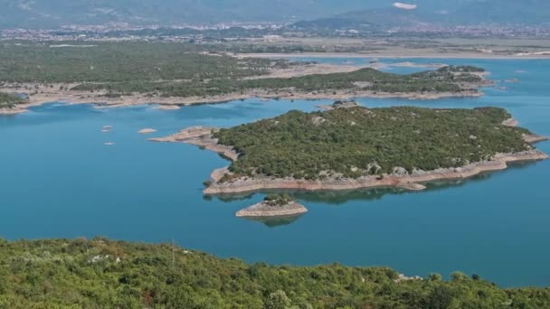 モンテネグロの島々と大規模な青い湖のパノラマビュー — ストック動画
