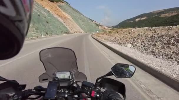 POV Biker Rides på motorcykel vid Empty Mountain Highway, Albanien, Moto Adventure — Stockvideo