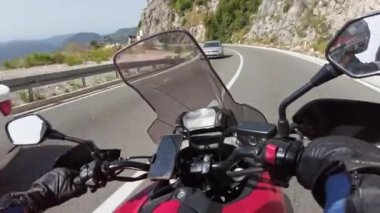 POV Motorcusu, Hırvatistan 'ın Deniz Kenarı Kenarındaki Peyzaj Otobanı' nda Motosikletle Geziniyor