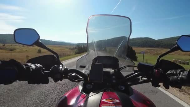 POV Biker Rides on Motorbike by Scenic Sunny Mountain Road na płaskowyżu w Chorwacji — Wideo stockowe