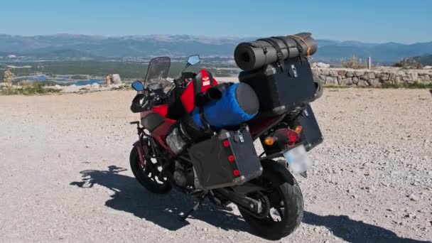Motocykl s kufry motocyklů stojí proti horské krajině Černé Hory — Stock video