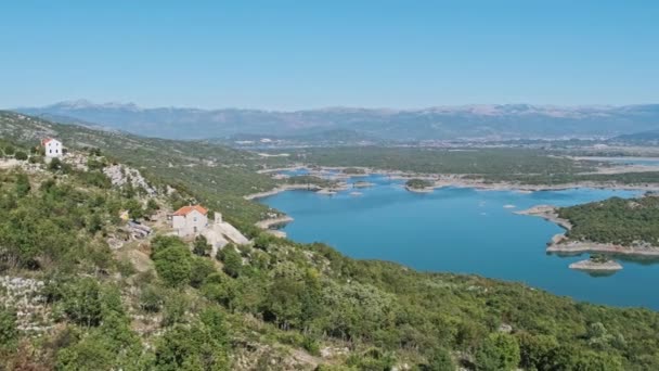 Panoramiczny widok na duże niebieskie jezioro z wyspami w Czarnogórze — Wideo stockowe