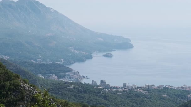 Panoramautsikt över staden Budva nära Adriatiska havet ovanifrån, Montenegro — Stockvideo