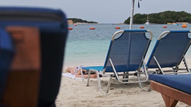 Espreguiçadeiras vazias na praia de areia contra o mar Turquesa, Albânia, Ksamil — Vídeo de Stock