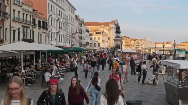 Crowded Embankment de Venecia con una multitud de personas caminando al atardecer — Vídeos de Stock