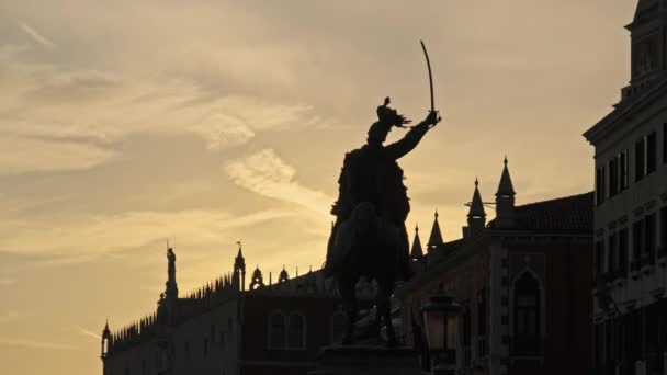 Silhouette della Statua di Vittorio Emanuele II in Piazza San Marco by Sunset — Video Stock