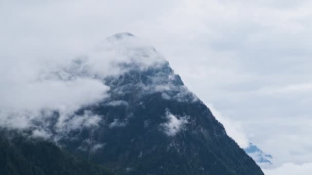 Vista panoramica sulle montagne alpine tra le nuvole — Video Stock