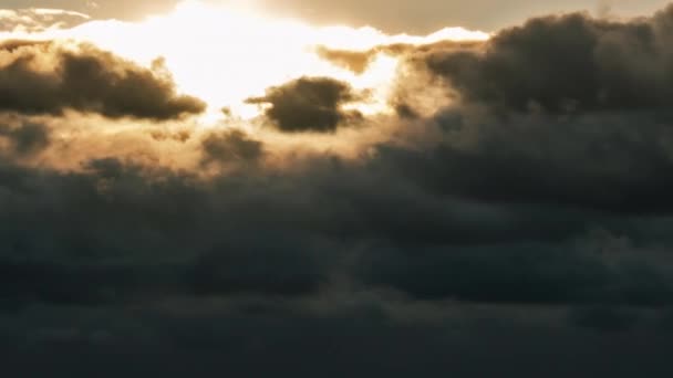 Dramatisk solnedgång i himlen genom orange skiktade kumulus moln, Timelapse — Stockvideo