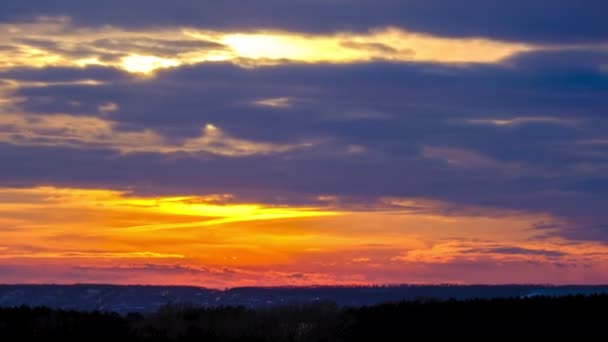Coucher de soleil dramatique dans le ciel à travers des nuages Cumulus en couches orange, Timelapse — Video