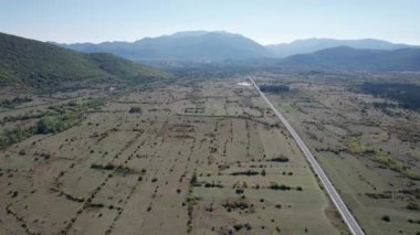 Yeşil alanlar arasındaki yaylada Boş Asfalt Yolu, Highland Yolu Hava Görüntüsü