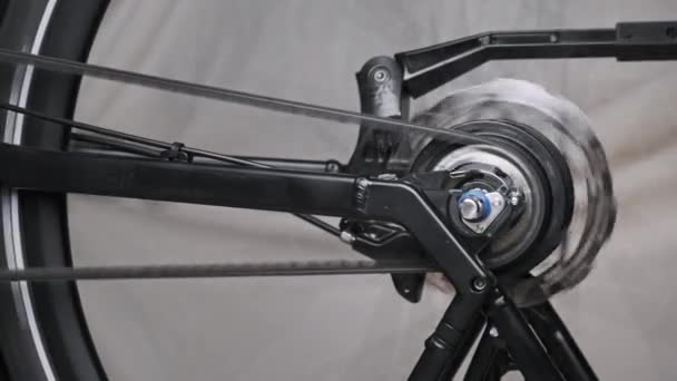 El engranaje planetario en una bicicleta impulsada por correa está girando, mecanismo de cambio de engranajes — Vídeos de Stock