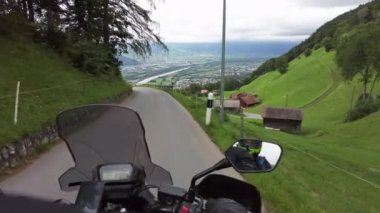POV Motosikletli Dar Alp Dağı Yolu, Lihtenştayn 'da Motosiklet Sürüşü