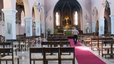 İçi boş Katolik Katedrali, Dua için ahşap banklar, Kilise İçi