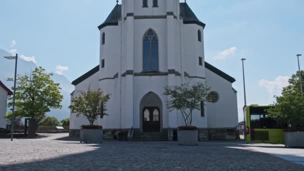 Utsikt över den katolska kyrkan i centrum av Eschen City, Liechtenstein — Stockvideo