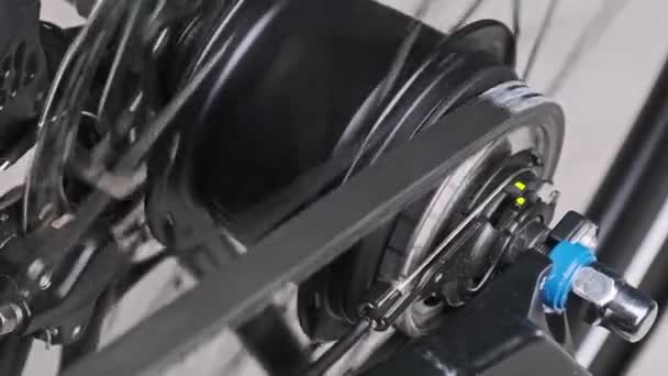 El eje planetario en una bicicleta giratoria con transmisión por correa, mecanismo de cambio de engranaje trasero — Vídeos de Stock