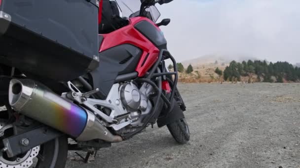 Motocykl z walizkami motocyklowymi stoi przeciwko krajobrazowi górskiemu Grecji — Wideo stockowe