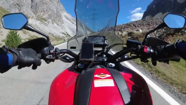 POV Biker Rider på motorcykel med natursköna Mountain Pass i schweiziska Alperna, Moto Trip — Stockvideo