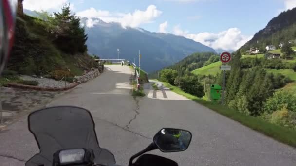 POV ciclista paseos en moto por la campiña escénica Sunny Mountain Road Alp suizo — Vídeo de stock