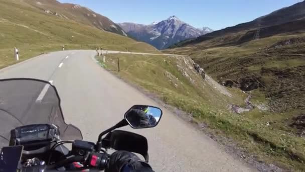POV ciclista paseos en moto por escénico Mountain Pass en los Alpes suizos, Moto viaje — Vídeos de Stock
