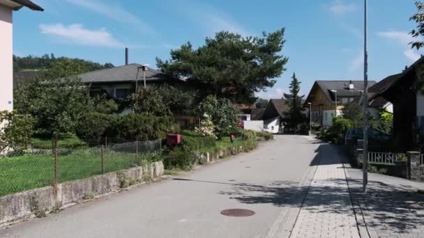Пустая улица в Альпах Гора Эшен Сити, Лихтенштейн, Дома по сторонам — стоковое видео