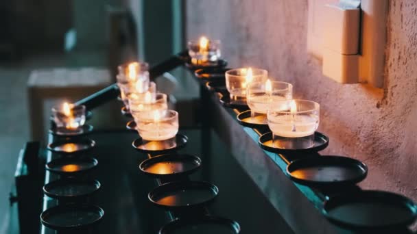 Bougies ardentes à l'intérieur de l'église, Bougies de prière allumées en rangée, Spiritualité — Video