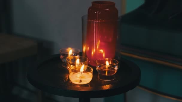 Bougies ardentes à l'intérieur de l'église, Bougies de prière allumées dans la cathédrale — Video