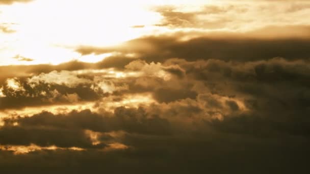 Tramonto drammatico nel cielo attraverso nuvole di cumulo a strati arancioni, timelapse — Video Stock