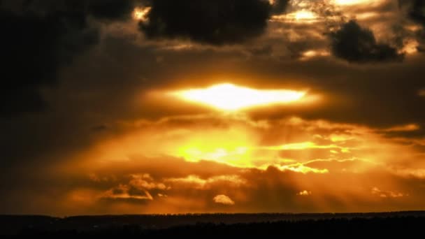 Turuncu Katmanlı Kümülüs Bulutları Arasında Gökyüzünde Dramatik Gün Batımı — Stok video