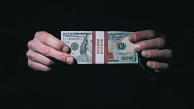 Yığınla 10.000 Amerikan Doları Erkek Ellerinde Kara Arkaplanda