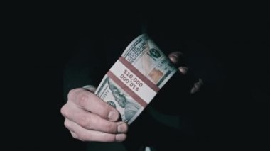 Yığınla 10.000 Amerikan Doları Erkek Ellerinde Kara Arkaplanda