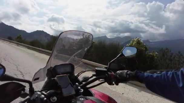 POV Biker on Motorcycle Rides on High Mountain Pass w Grecji — Wideo stockowe