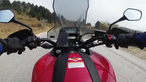 POV Biker on Motorcycle Rides on High Mountain Pass in Cloudy Pogoda z mgłą — Wideo stockowe