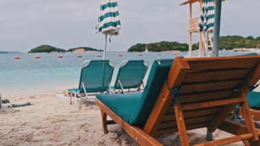 Kumsaldaki Boş Güneş Salonları Turkuaz Denizi, Arnavutluk ve Ksamil 'e Karşı