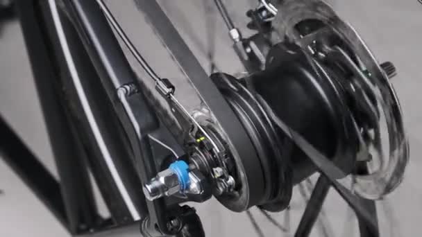 El engranaje planetario en una bicicleta impulsada por correa está girando, mecanismo de cambio de engranajes — Vídeos de Stock