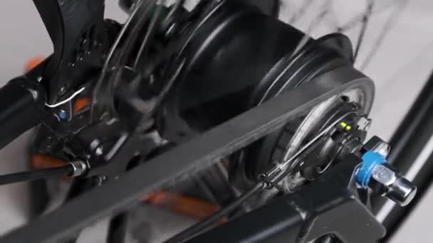 El eje planetario en una bicicleta giratoria con transmisión por correa, mecanismo de cambio de engranaje trasero — Vídeos de Stock