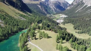 Albulapass, İsviçre Alpleri 'nde Alp Palpuogna Gölü ile birlikte Aerial View Mountain Valley