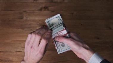 Erkek Eller Arkaplanda 10 bin ABD Doları Dolarlık Üç Yığın Tutar